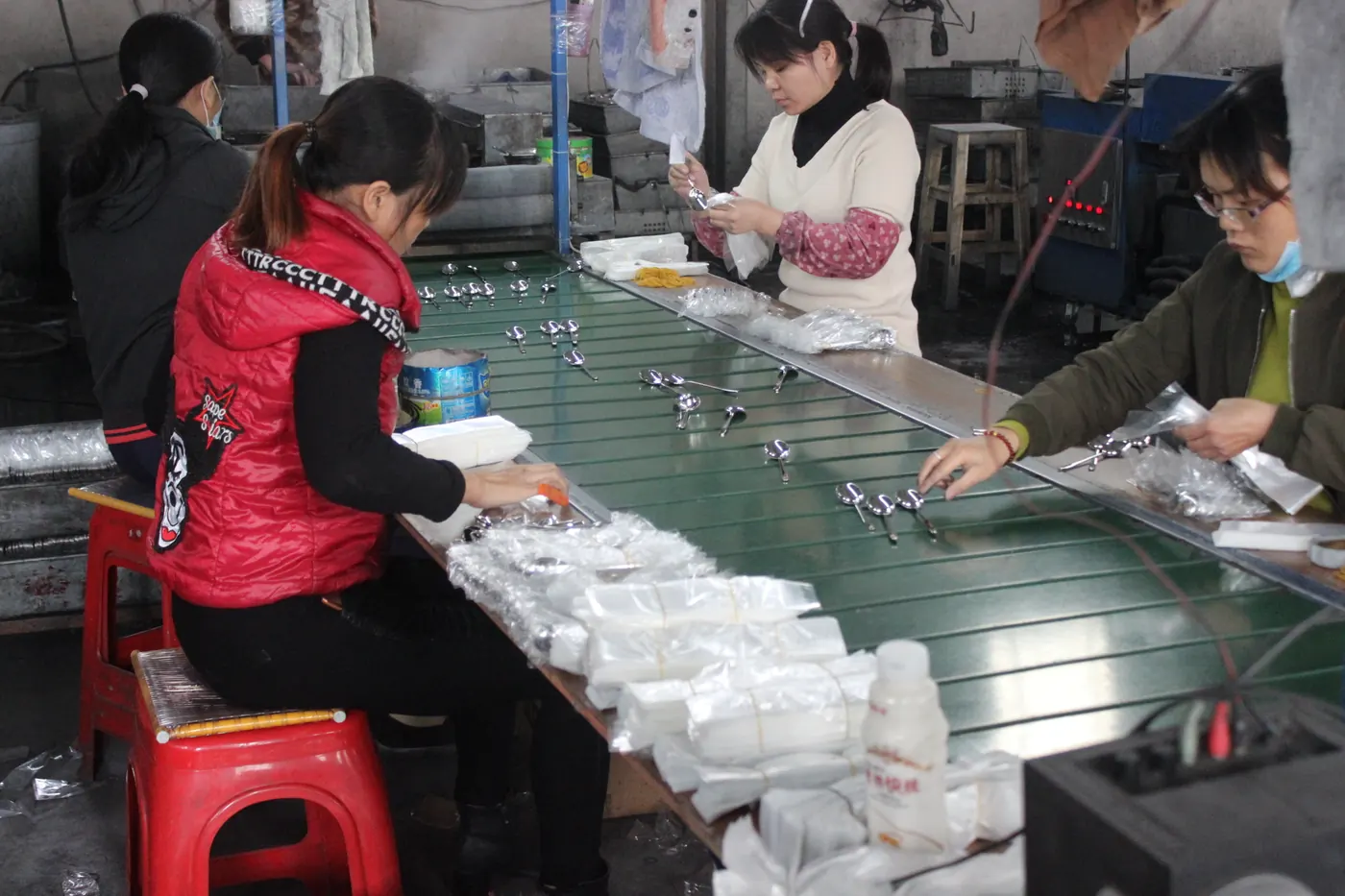 Manual quality inspection before packing