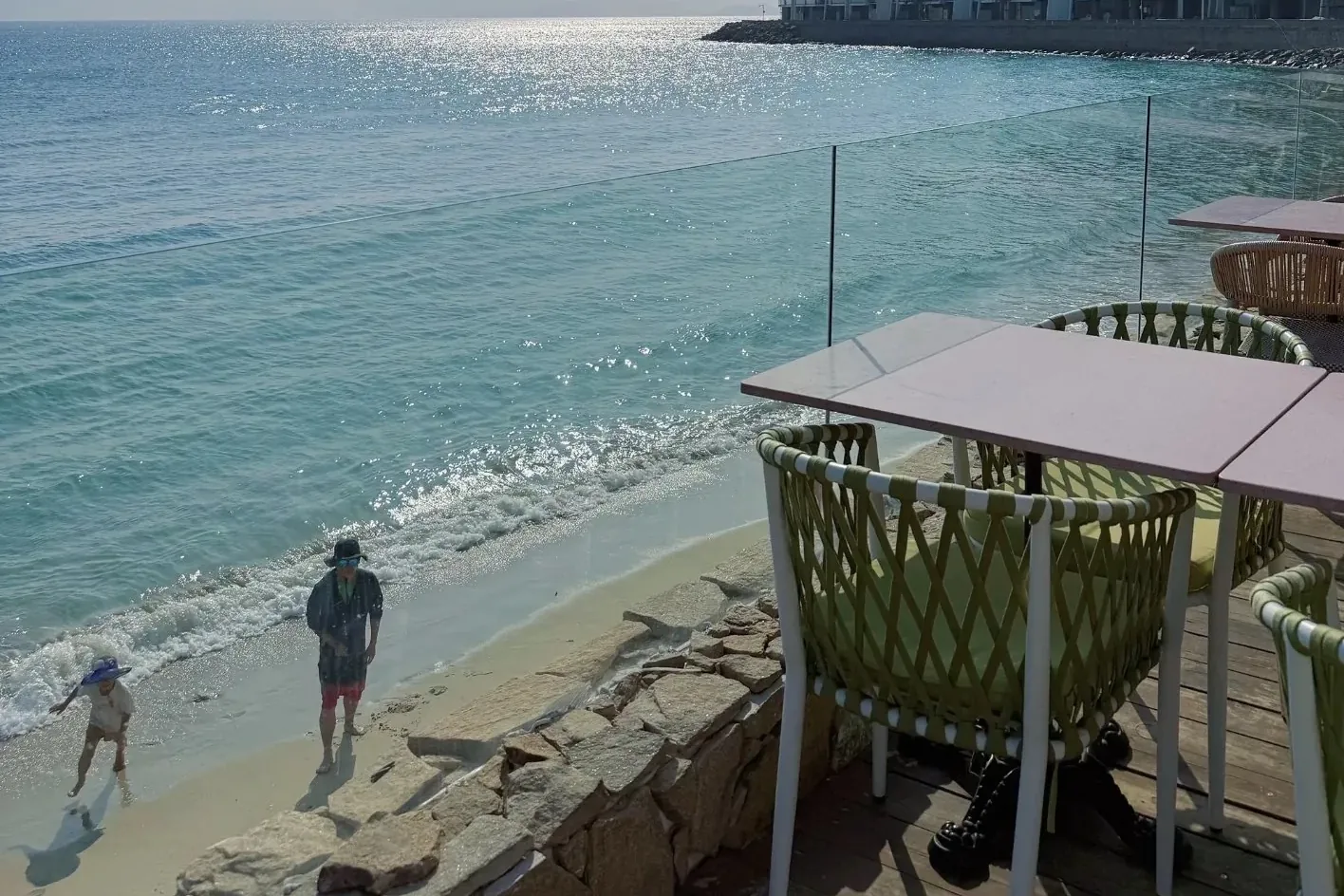 Drinks with a sea view — the everyday moment where a reusable stainless steel straw replaces a plastic one